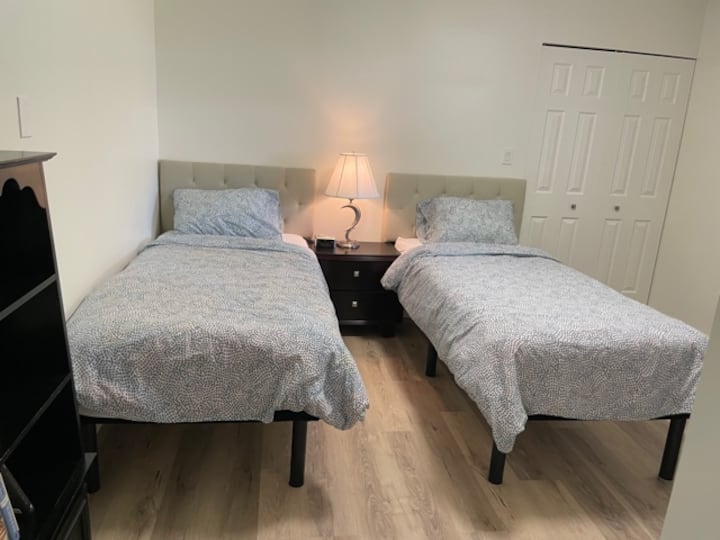 Მეორე საძინებელში არის ორი ორადგილიანი საწოლი, რომლებიც საჭიროებისამებრ შეიძლება გაერთიანდეს დიდი ზომის საწოლად.  Საძინებელში, ასევე, არის წიგნის თარო, კომოდი, სარკე და კარადა.