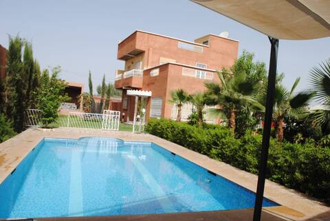 Quiet villa with pool, not overlooked