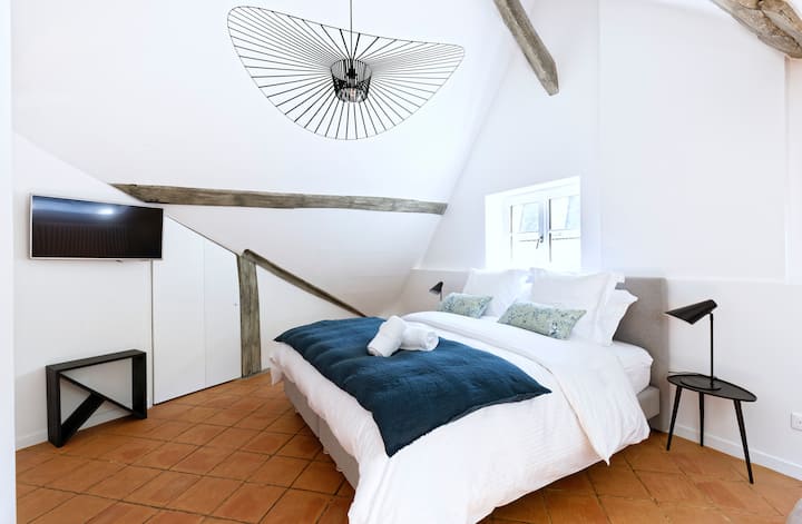 חדר שינה שלישי מרווח מאוד עם מסך טלוויזיה 
מצעים איכותיים (מצעי סאטן מכותנה).
מיטות לנוחיותכם.
שירותי מלון לפי בקשה (ניקיון, משלוח ארוחת בוקר, ארוחות ...לפי בקשה בתוספת תשלום)