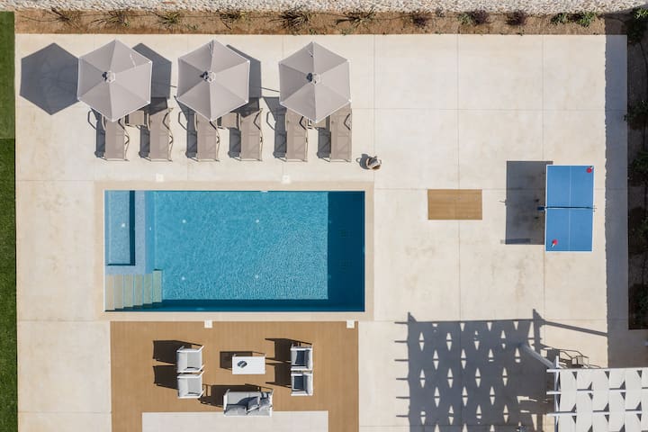 Evaero Villa IV, Family Retreat with a 36m² Pool