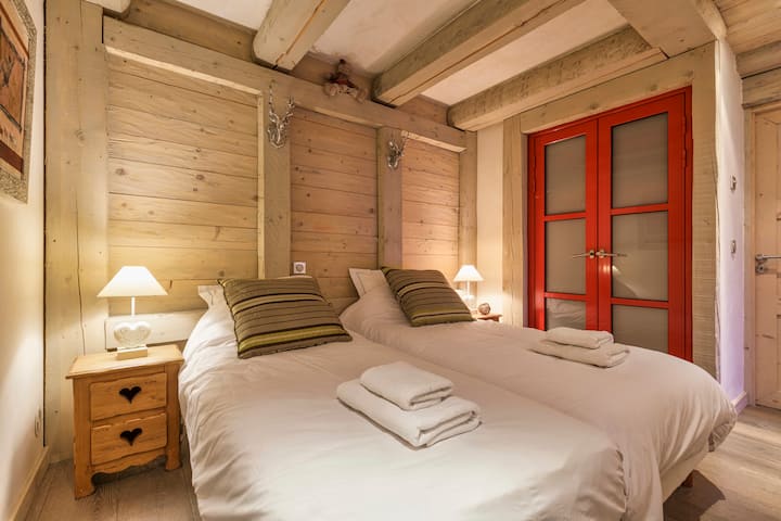 חדר השינה הזה פתוח למסדרון המרתף שמוביל לחדרי השינה האחרים.