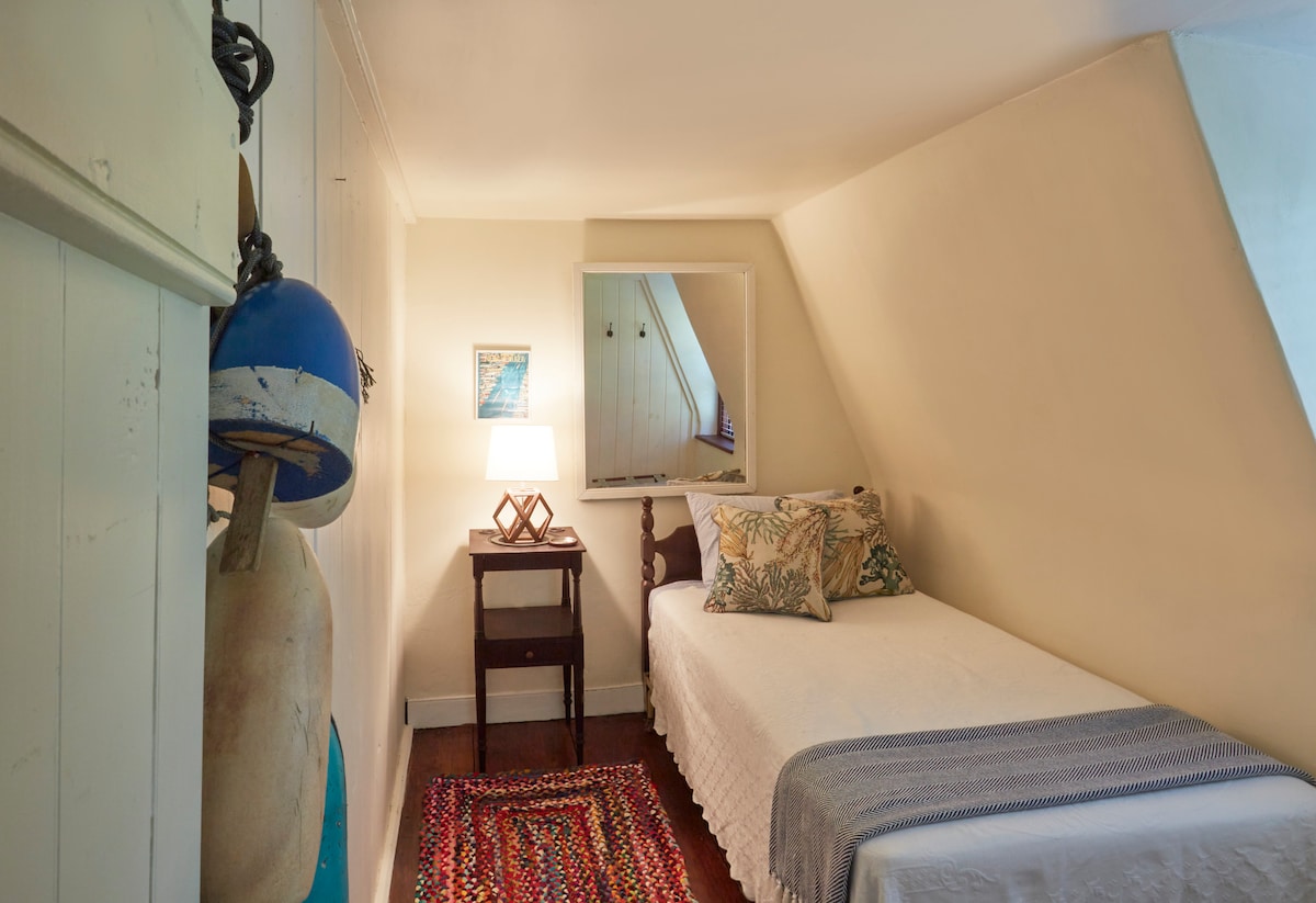 Guest bedroom with twin bed.