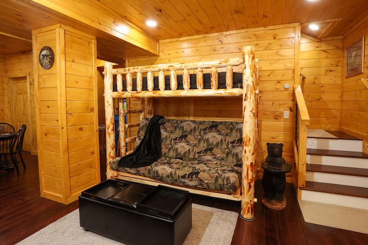 Poschodový futón. Horná časť je jednolôžková, spodná časť je plná. Dvere sa zatvárajú na vrchole schodov.