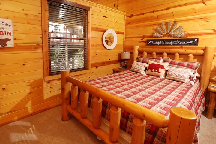 Druhá spálňa na hlavnom poschodí, menšia manželská posteľ.