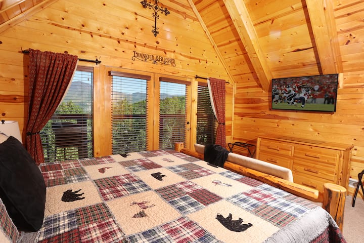 Hlavná spálňa, manželská posteľ, súkromná terasa, televízor s plochou obrazovkou a hlavná kúpeľňa.