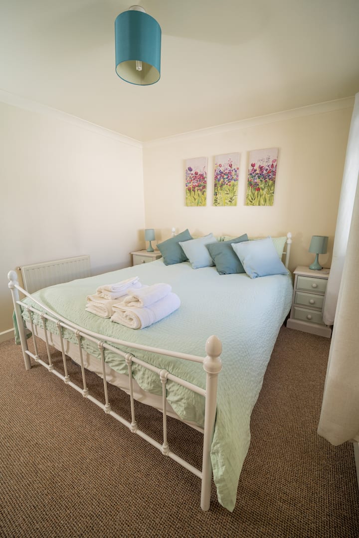 Спалната соба со удобен брачен кревет (широк 180-220 см).