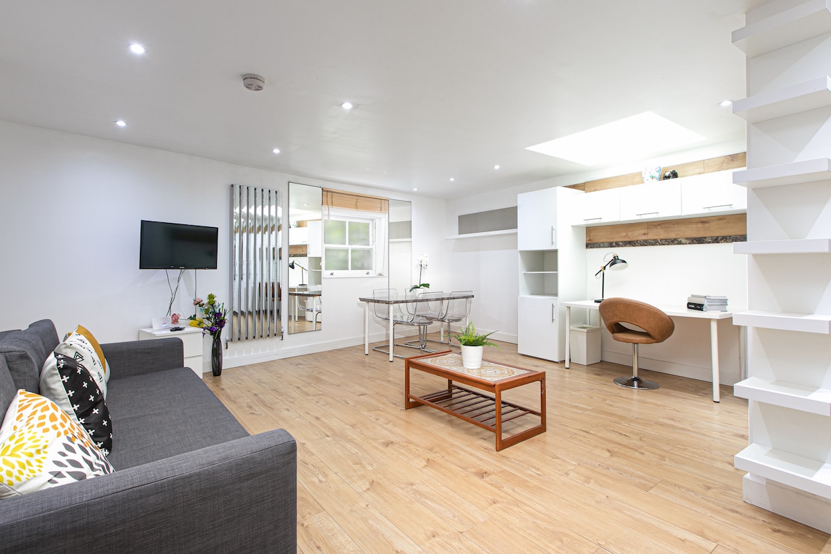 ห้องนั่งเล่นพร้อมพื้นที่โต๊ะทำงาน