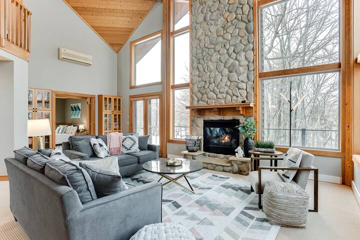 Luxury 4BR / 3BA Home on 12 Acres, Sauna, Theater gallery image 2