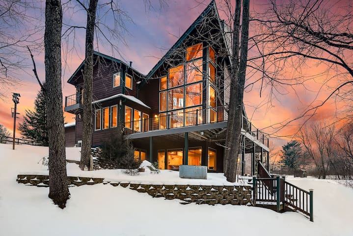 Luxury 4BR / 3BA Home on 12 Acres, Sauna, Theater