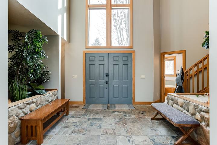 Luxury 4BR / 3BA Home on 12 Acres, Sauna, Theater gallery image 5