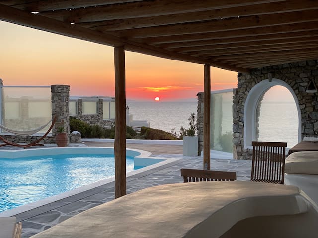 LUXURY MYKONOS SUNSET VILLA gallery image 4