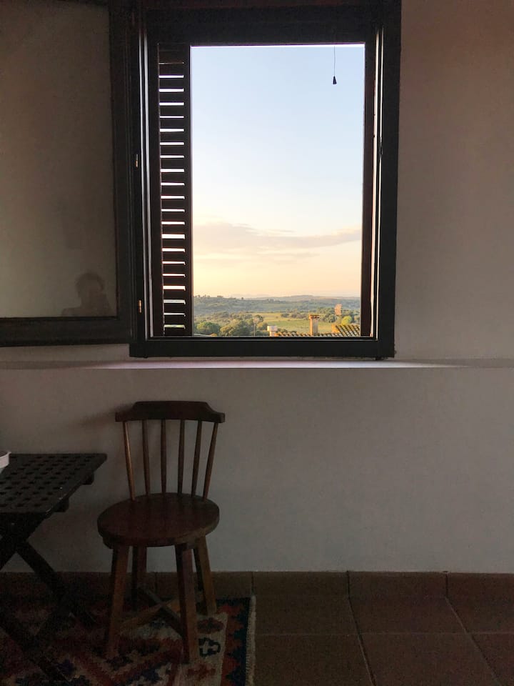 La silueta de la montaña El Montgrí a lo lejos, un punto de referencia visual constante en Empordà, que indica dónde están l'Escala y las playas del Golfo de las Rosas.