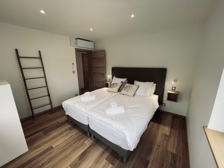 الغرفة الثانية بسريرها الكبير 180 × 200