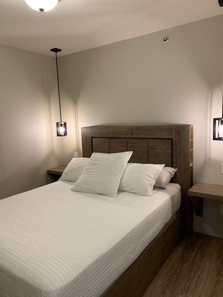 Მეორე საძინებელი დიდი საწოლით