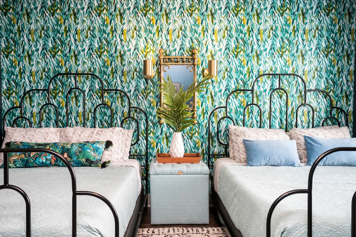 บ้าน A - ชั้น 3 มี 2 เตียงควีนไซส์และห้องน้ำเต็มรูปแบบอยู่ด้านนอกประตูห้องนอน 