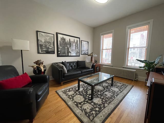 Charming 2 Bedroom Flat, in heart of Lincoln Park