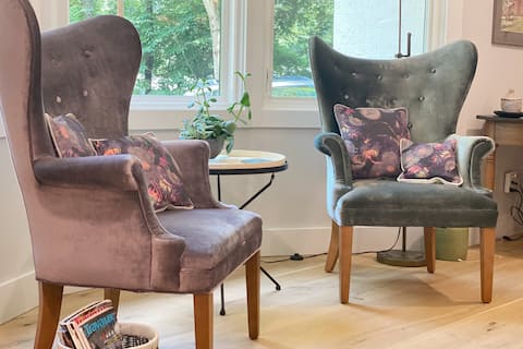 Popular Airbnb listing: Franklin retreat: UNC/Duke | Parking | Patio in Chapel Hill