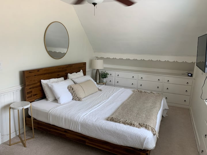 Master Bedroom.  Natural Latex king size mattress.

43" 4K TV.  TV streaming available.