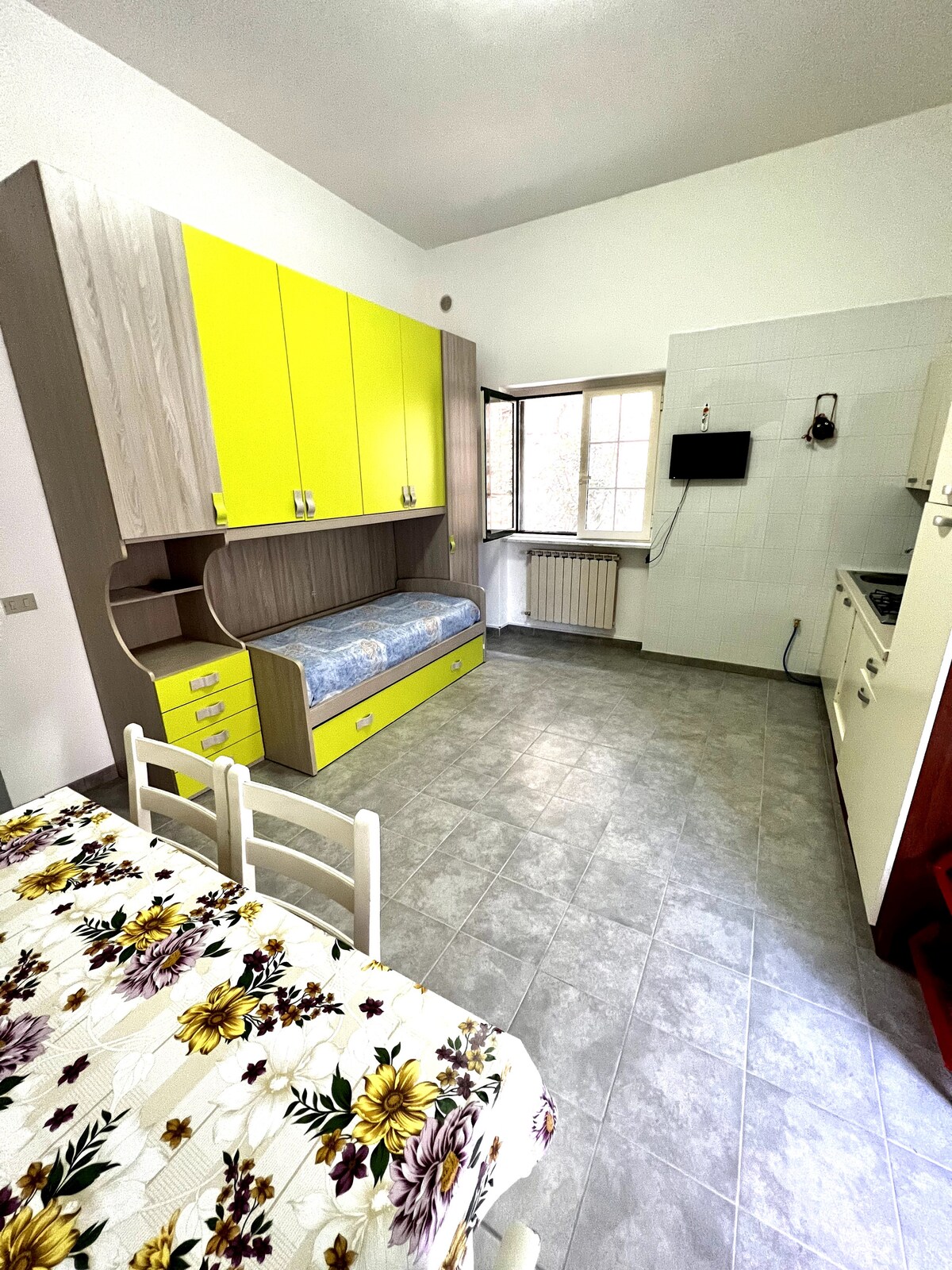 Вход с кухня и мостова композиция с две единични легла