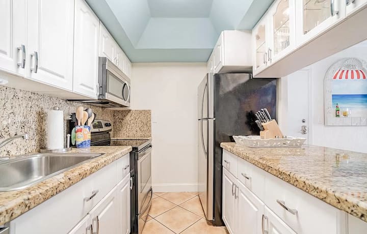 Charming 2br With Beach Access And Full Amenities - Key Biscayne, FL