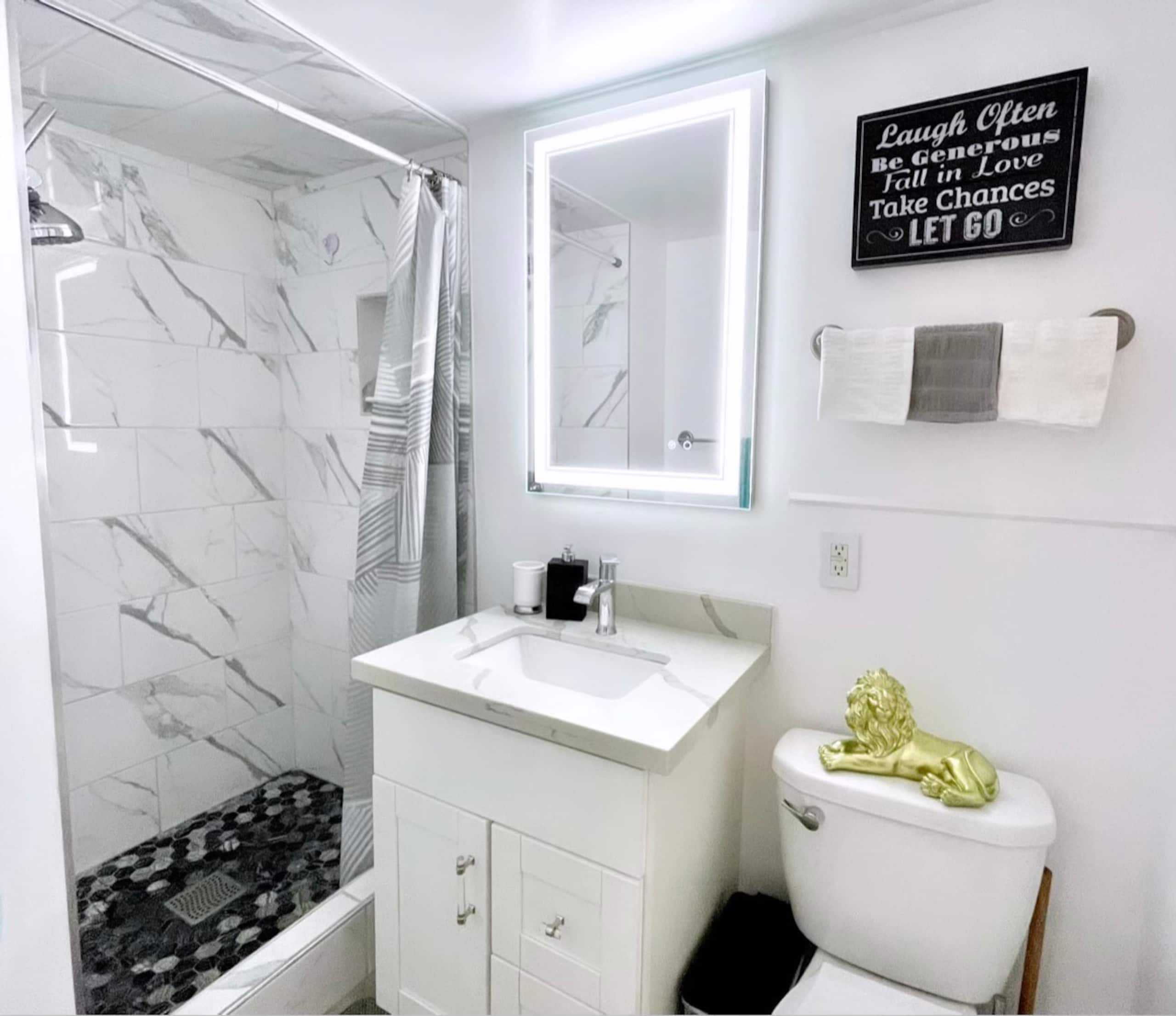 Condo in Honolulu · ★4.69 · Studio · 1 bed · 1 shared bath - Image 5