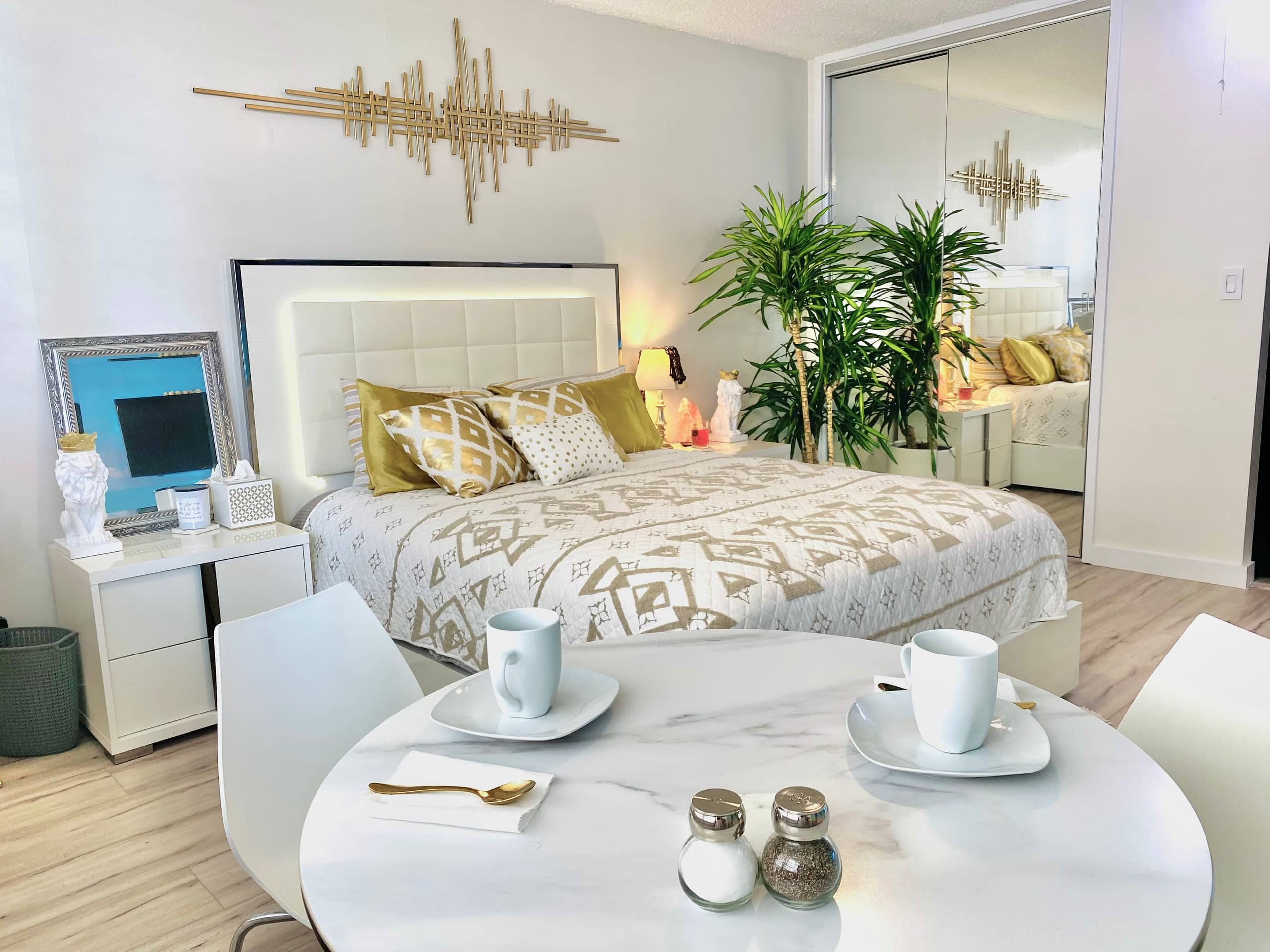 Condo in Honolulu · ★4.69 · Studio · 1 bed · 1 shared bath - Image 3