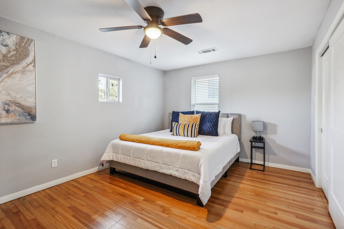 Duerme como la realeza en el dormitorio 5 (en el piso 2) con una lujosa cama tamaño king equipada con un colchón Zinus Green Tea Memory Foam. Disfruta de tu tiempo de inactividad frente al televisor Roku de 55pulgadas o utiliza la estación de trabajo y el armario. Netflix, HBO Max y Disney+