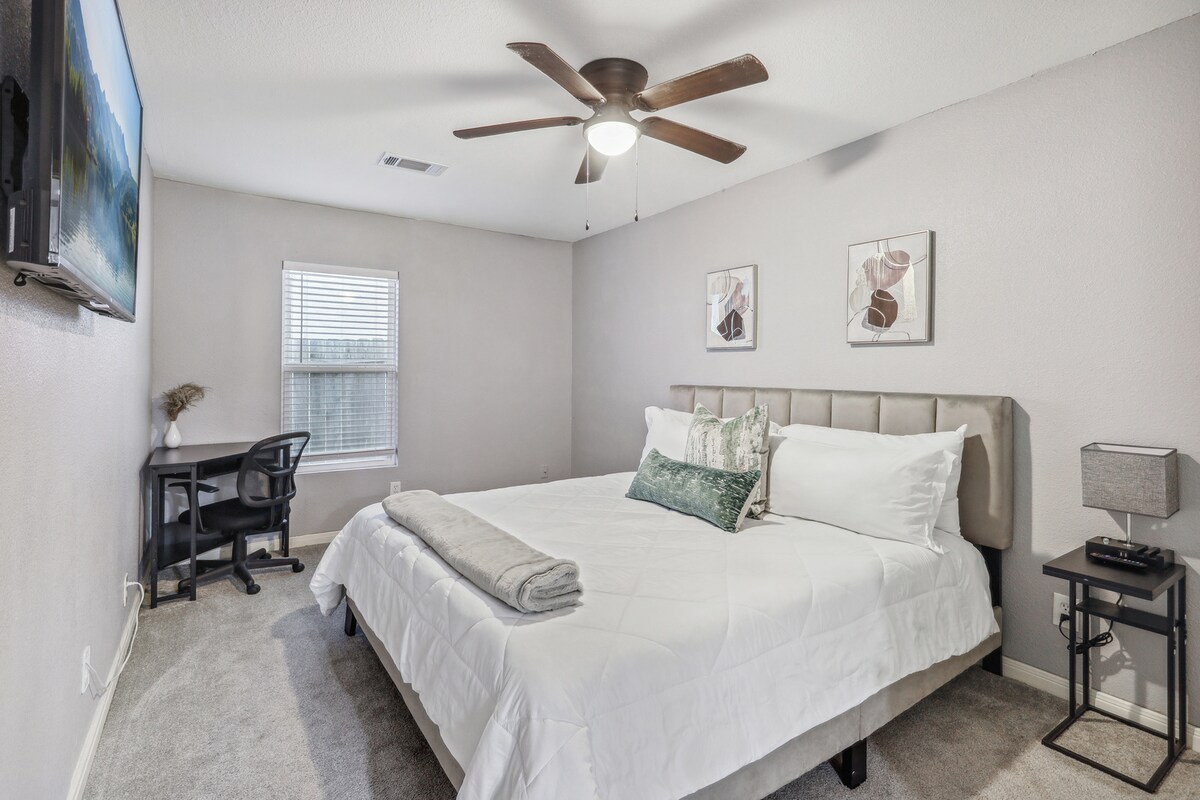 Duerme como la realeza en el dormitorio 3 (en el piso 1) con una lujosa cama tamaño king equipada con un colchón Zinus Green Tea Memory Foam. Disfruta de tu tiempo de inactividad frente al televisor Roku de 55pulgadas o utiliza la estación de trabajo y el armario. Netflix, HBO Max y Disney+