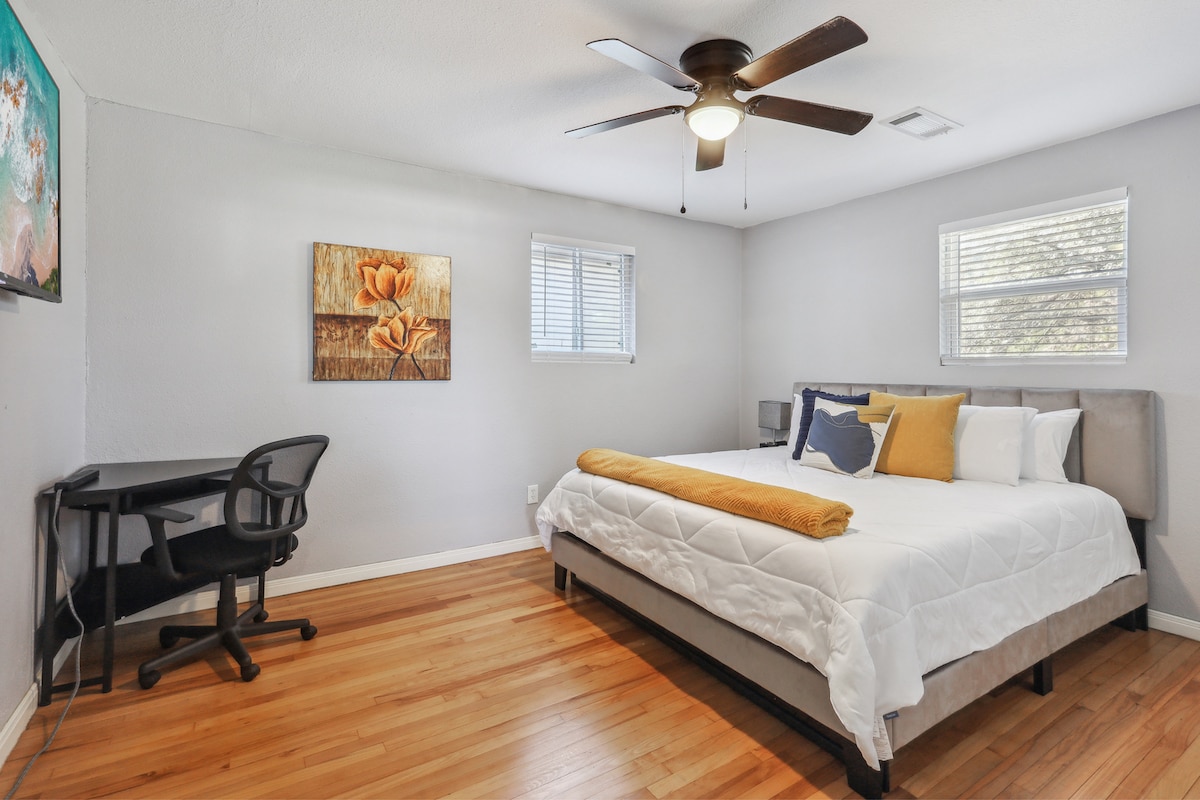 Duerme como la realeza en el dormitorio 4 (en el piso 2) con una lujosa cama tamaño king equipada con un colchón Zinus Green Tea Memory Foam. Disfruta de tu tiempo de inactividad frente al televisor Roku de 55pulgadas o utiliza la estación de trabajo y el armario. Netflix, HBO Max y Disney+