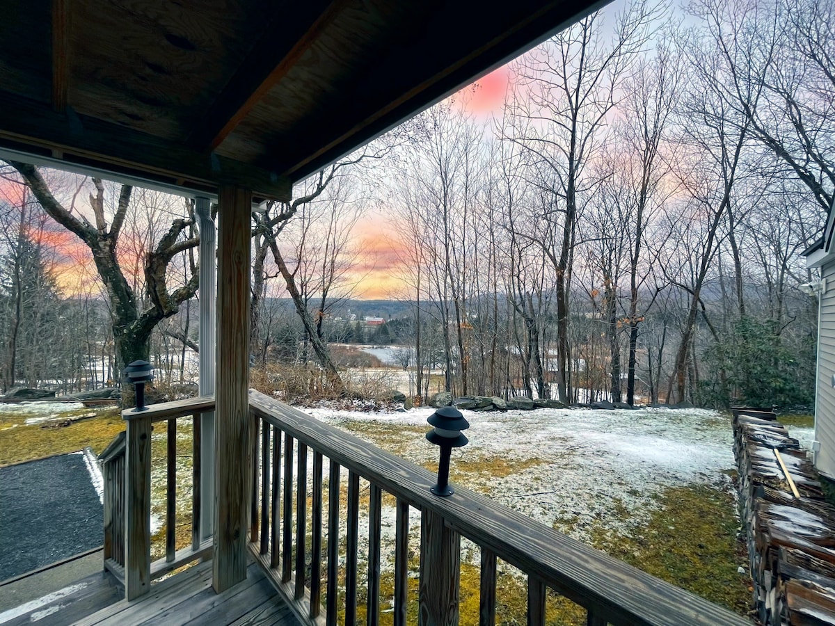 Tranquil Cozy RetreatViews, Brook, Fire Pit, Ski Cottages for Rent