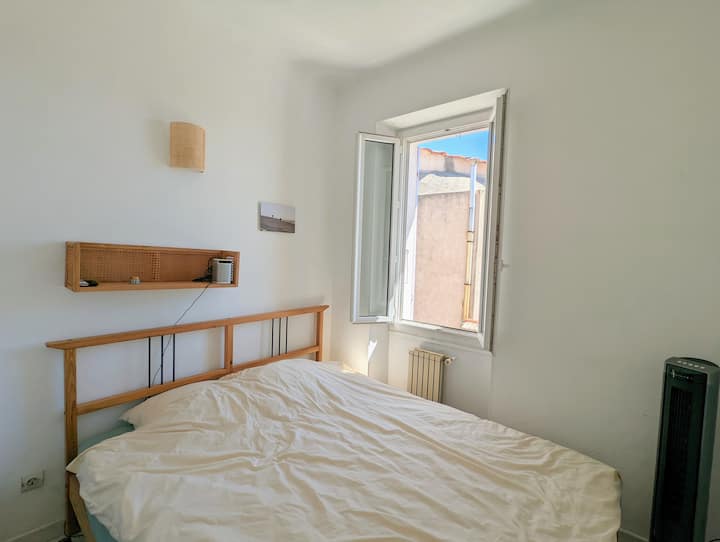 חדר שינה עם מיטה זוגית בגודל 60 ס"מ וארון בגדים גדול. נוף לים ולהרים.