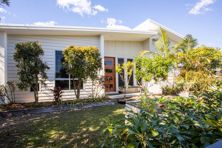 Breezy beachside house with pool. Walk to Salt gallery image 2