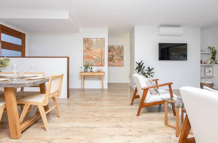 Breezy beachside house with pool. Walk to Salt gallery image 5