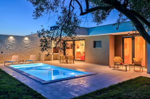 Villa Solis-Modern Villa for a romantic retreat