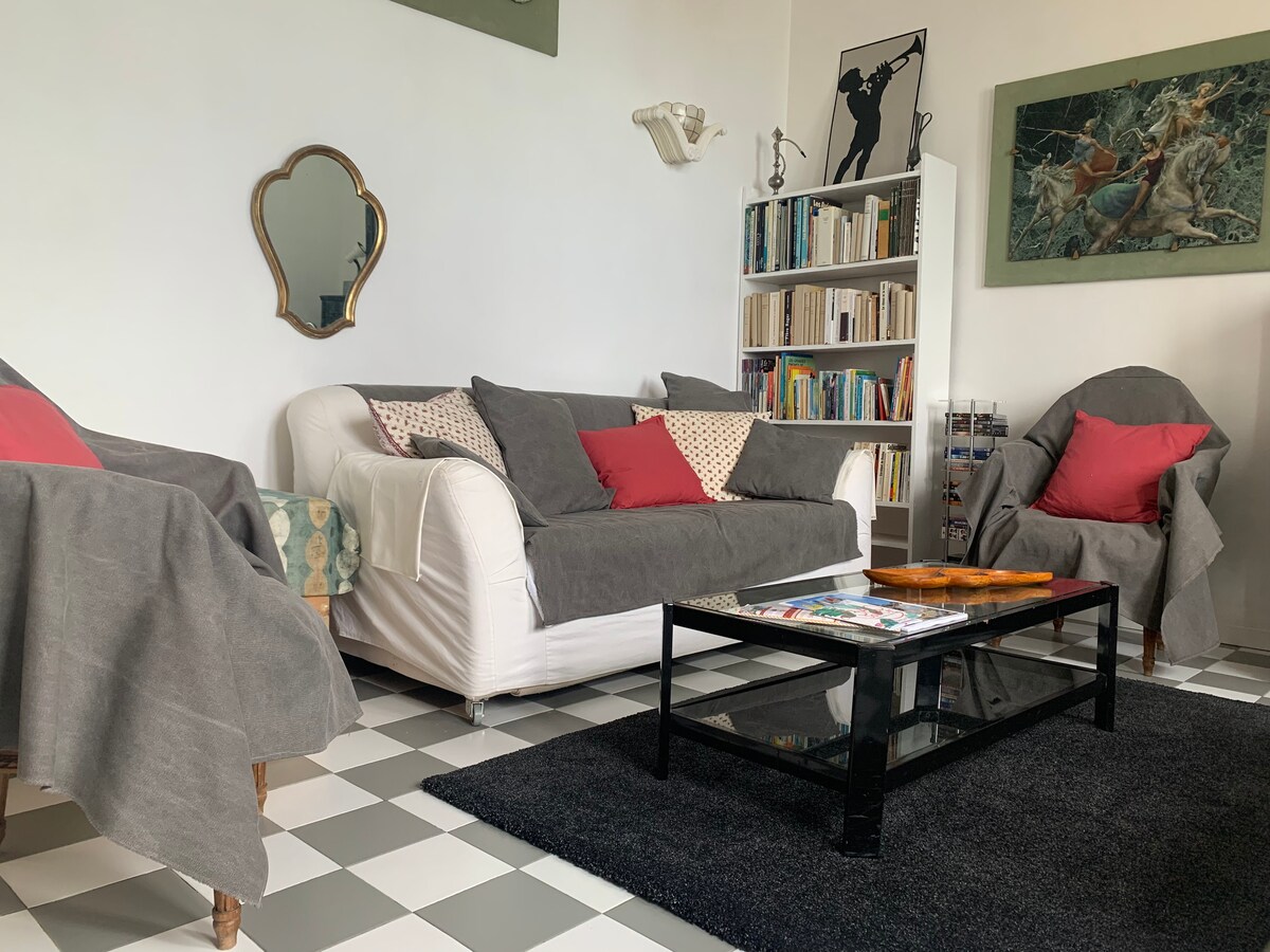 Top Airbnb: Charming beachfront apartment in Saint Cyr Sur Mer