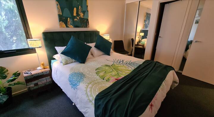 Goditi questa camera da letto progettata per gli amanti della natura con un letto matrimoniale. Che posto felice in cui soggiornare!