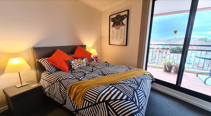 Camera da letto accogliente e ordinata, con armadi dove riporre i vestiti e altri effetti personali. C'è anche una parete di vetro trasparente per ammirare la splendida vista all'esterno.