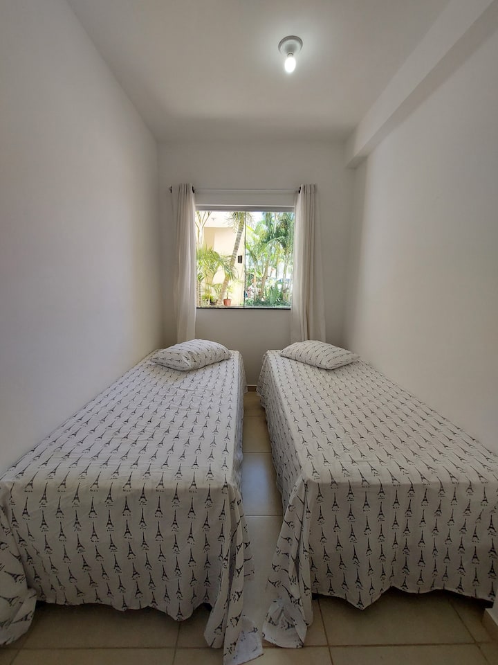 Toleo jingine la chumba chetu cha ghorofa ya chini. Tuna vitanda vya sanduku na mtu mmoja, tunaweza kuwa na casl au vitanda vya mtu mmoja.