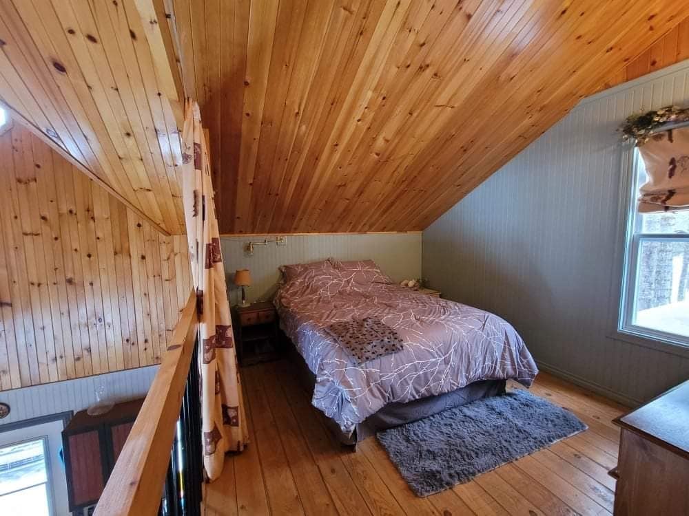 Dormitorio principal. Una pared separa las 2 habitaciones que se encuentran arriba / Main bedroom.
Una pared separa las 2 habitaciones que están arriba. 