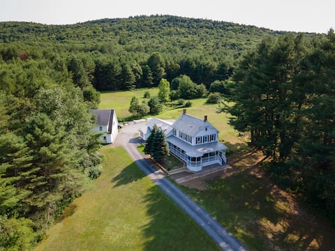 Sleeps 24+! Disc Golf, 4-Acre Yard, Unique Estate