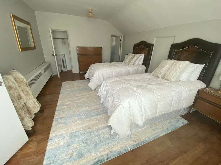 غرفة مزدوجة في الطابق العلوي