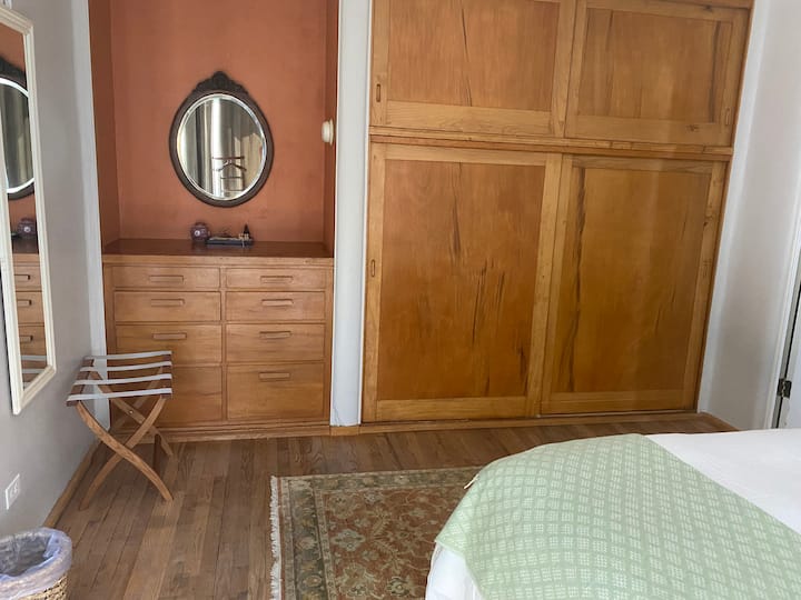 غرفة نوم تضم سرير كوين