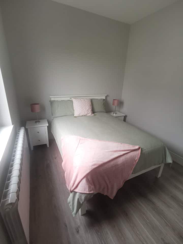 غرفة النوم 3 - غرفة نوم خلفية مع خزانة ملابس مبنية