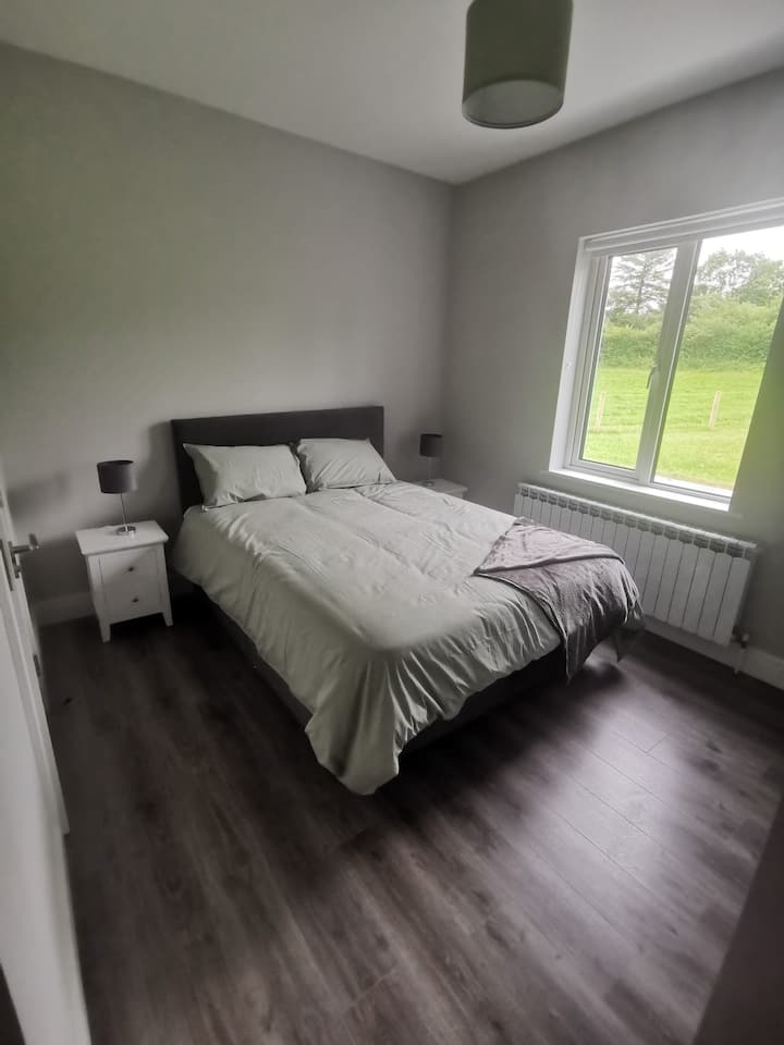 غرفة النوم الرئيسية - قم بإنهاء غرفة النوم الأمامية والسرير بحجم كبير وخزانة ملابس مبنية وحمام داخلي