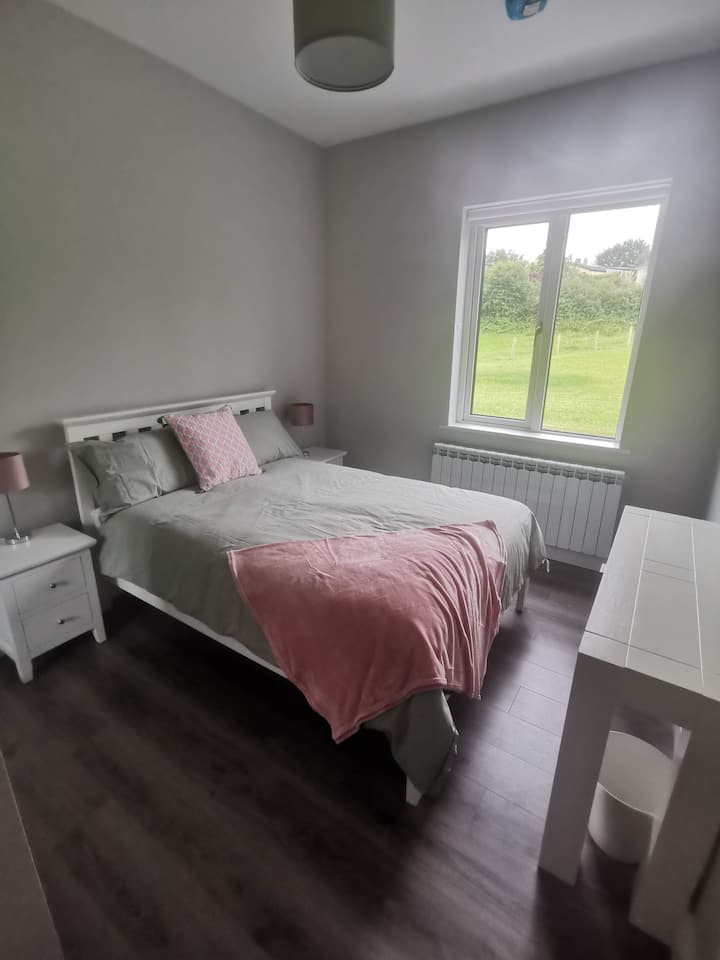 غرفة النوم الثانية - غرفة النوم الوسطى الأمامية مع خزانة ملابس مبنية