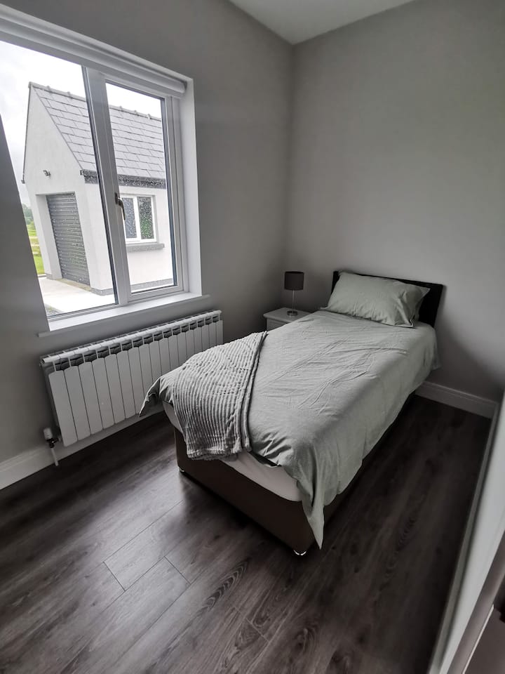 غرفة النوم 4 - غرفة النوم الوسطى الخلفية مع خزانة ملابس مستقلة