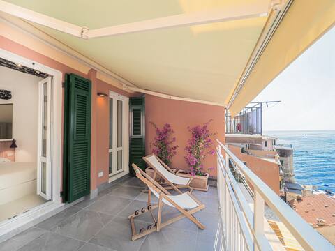 Attic with views of the sea and the Presepe di Manarola nativity scene