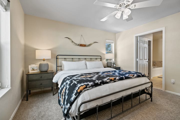 主卧室和套房浴室