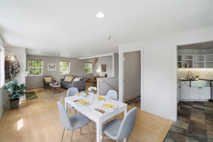 Winslow Oasis With Sunroom And Fireplace - Bainbridge Island, WA