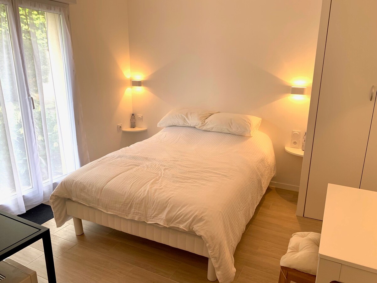 ห้องหลักเหมือนสตูดิโอทั้งหลังได้รับการตกแต่งใหม่ด้วยเฟอร์นิเจอร์ใหม่เช่นกัน เตียงคู่สะดวกสบายประตูหน้าต่างให้แสงสว่างมากสำหรับระดับสวนและมองเห็นวิวต้นไม้เขียวขจี